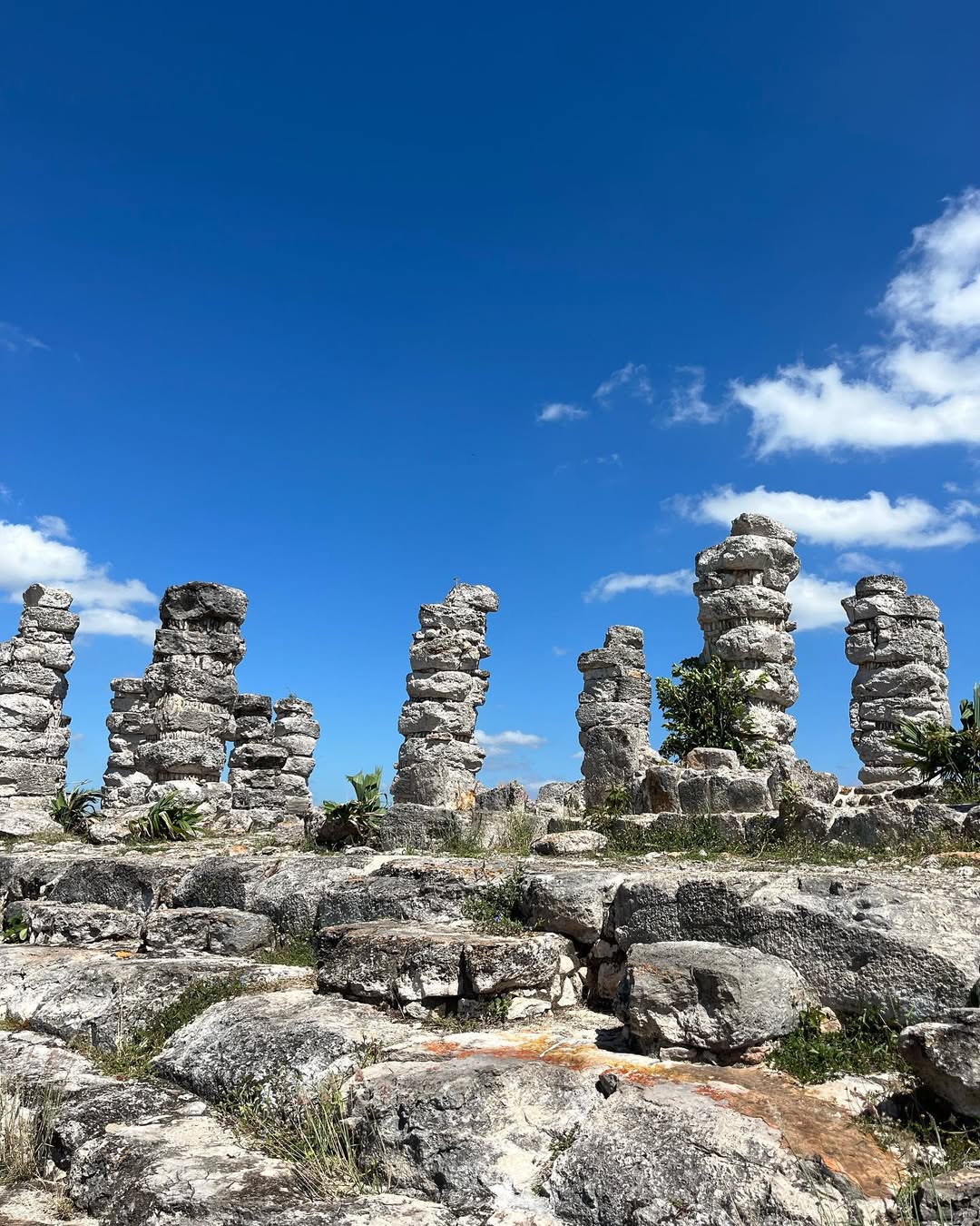 EDIFICIO DE PILASTRAS AKÉ