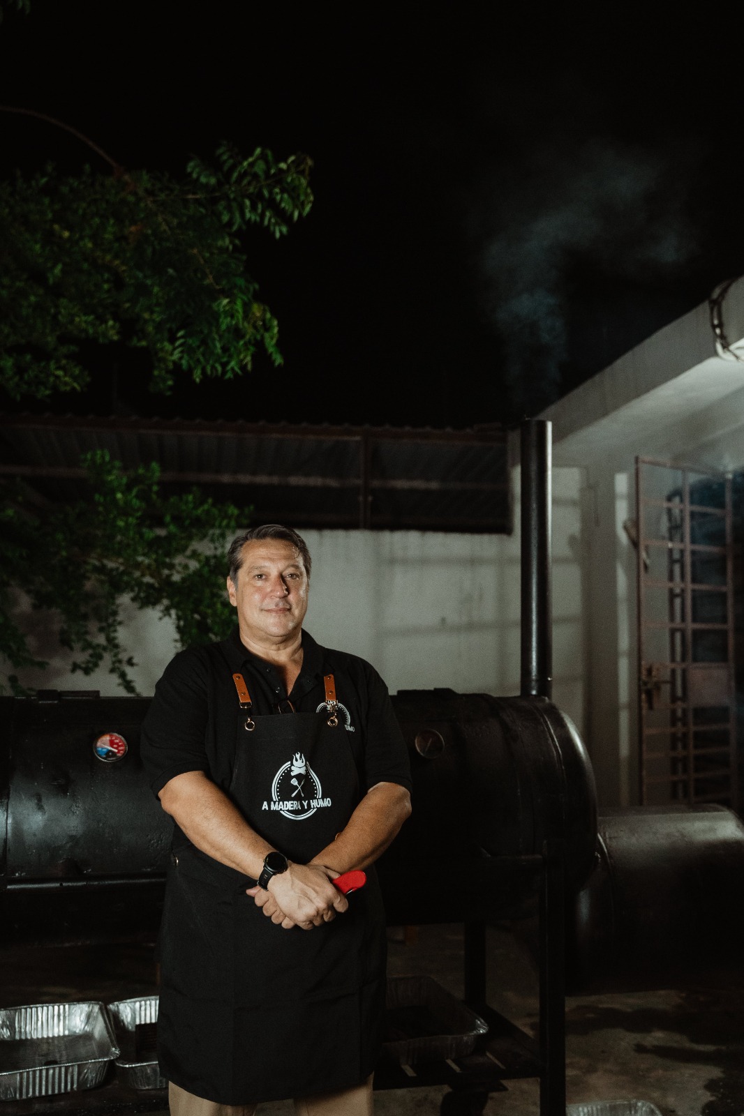  La clave de su delicioso sabor está en la cocción lenta de 12 horas con leña local, un proceso que infunde a cada plato un sabor ahumado y lleno de sazón.