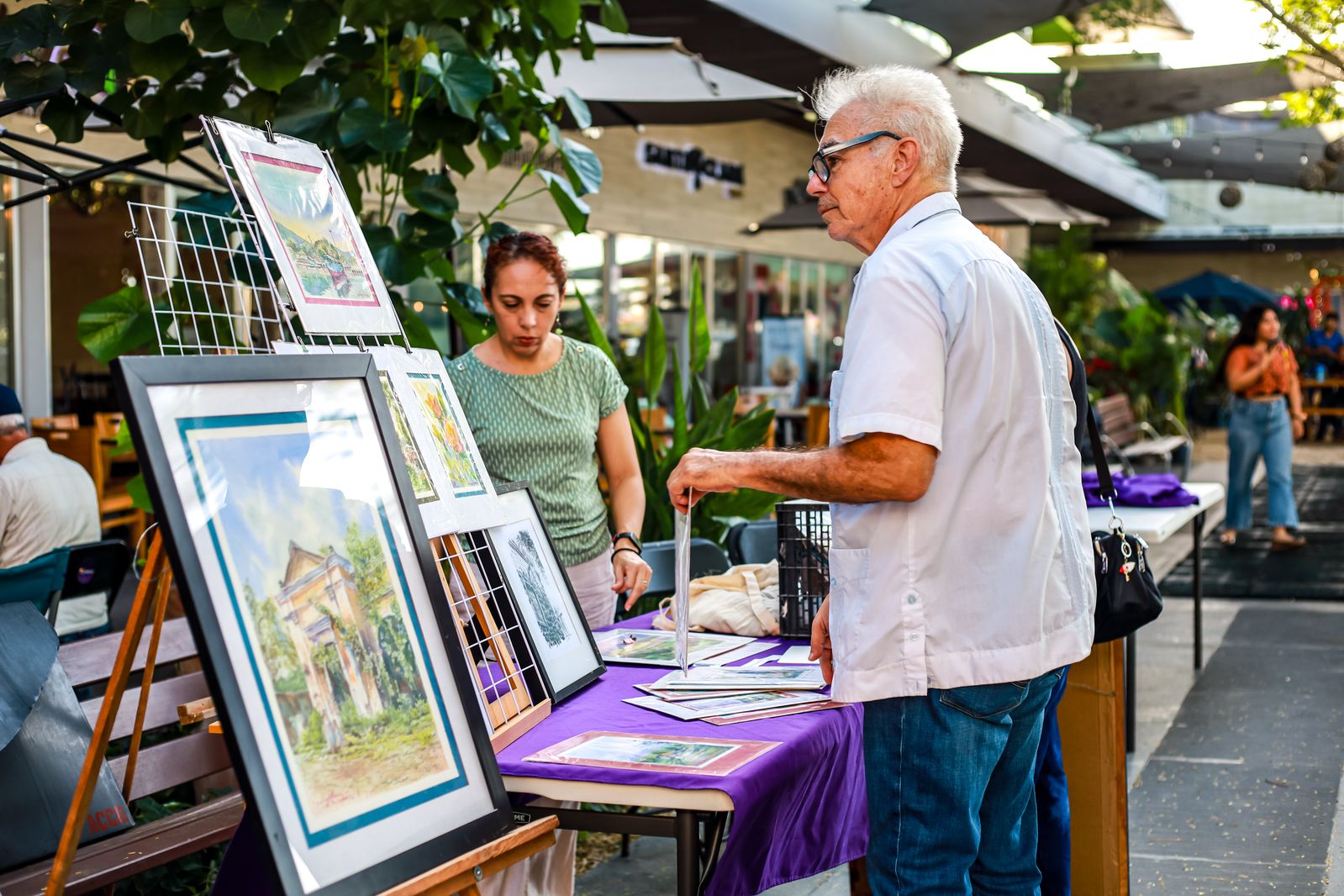 Esto es todo lo que puedes hacer en Plaza Akrópolis ¡Hola amigos de TOP Yucatán! Si estás buscando un lugar en Mérida con diversas opciones de entretenimiento, gastronomía y cultura, Plaza Akrópolis se ha convertido en un destino ideal para hacer todo esto. Además de su oferta comercial, este espacio se ha consolidado como un punto para experiencias enriquecedoras y eventos temáticos para toda la comunidad. Eventos destacados del mes Plaza Akrópolis ofrece un calendario de actividades para todos los gustos. No te pierdas los siguientes eventos: Bazar 8 de Marzo 8 de marzo | 11:00 AM - 9:00 PM Disfruta de un espacio lleno de creatividad y emprendimiento con una variedad de productos exclusivos. Merkadito Akrópolis 15 de marzo | 12:00 PM - 10:00 PM Un mercado con productos locales, ideales para apoyar a pequeños comerciantes y descubrir nuevos tesoros. Pet Fest 25 de abril | 5:00 PM - 8:00 PM Un evento pensado para los amantes de las mascotas, con actividades y sorpresas para consentir a tus mejores amigos peludos. Más experiencias en Akrópolis Plaza Akrópolis no solo ofrece compras y entretenimiento, también es un espacio que impulsa la cultura, el emprendimiento y la sustentabilidad con iniciativas como: Foro Ambiental: Un espacio para la discusión y acción en favor del medio ambiente. Emprende Kids: Actividades para fomentar el espíritu emprendedor en los más pequeños. Escucha Consciente: Charlas y eventos enfocados en el bienestar personal y la conciencia social. Club del Libro Perdido: Un punto de encuentro para amantes de la lectura que fomenta el intercambio de libros y el diálogo literario. Entre sus principales atractivos, puedes encontrar: Un cine para disfrutar de los mejores estrenos. Restaurantes para desayunar, almorzar o cenar con opciones para todos los gustos. Gimnasio con modernas instalaciones. Tiendas departamentales con una gran variedad de productos. Espacios de recreación para niños. Servicios de cuidado personal y supermercado.  Plaza Akrópolis se ha comprometido con ser una comunidad amigable con el planeta. Algunas de sus iniciativas incluyen: Uso de paneles solares para reducir la huella de carbono. Programas de reciclaje y reutilización de residuos. Áreas verdes que fomentan un ambiente natural y relajante. Política PET-friendly, permitiendo la entrada de mascotas para disfrutar del espacio con toda la familia. Para conocer más sobre eventos y actividades, sigue sus redes sociales y página web: Instagram: @akropolis_mid Facebook: Akrópolis Web: plazaakropolis.com/eventos Plaza Akrópolis es el lugar donde la diversión, la cultura y el entretenimiento se encuentran.