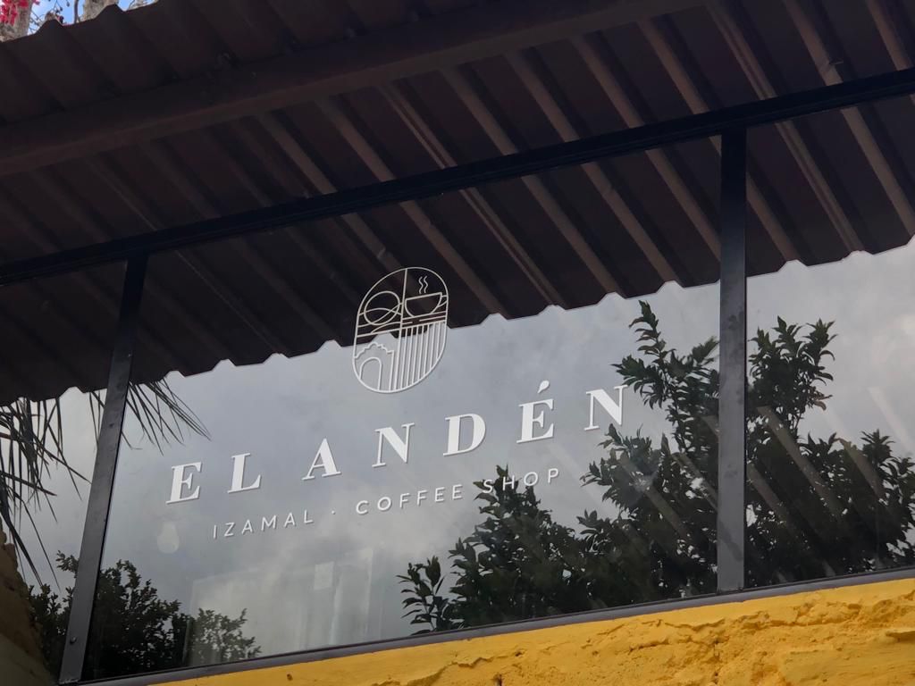 El Andén es una nueva cafetería en el corazón de Izamal con vista al iconico convento.