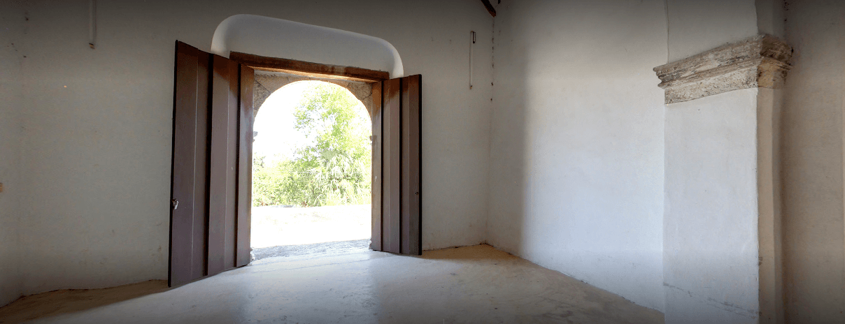 interior de capilla sin techo de izamal pixila