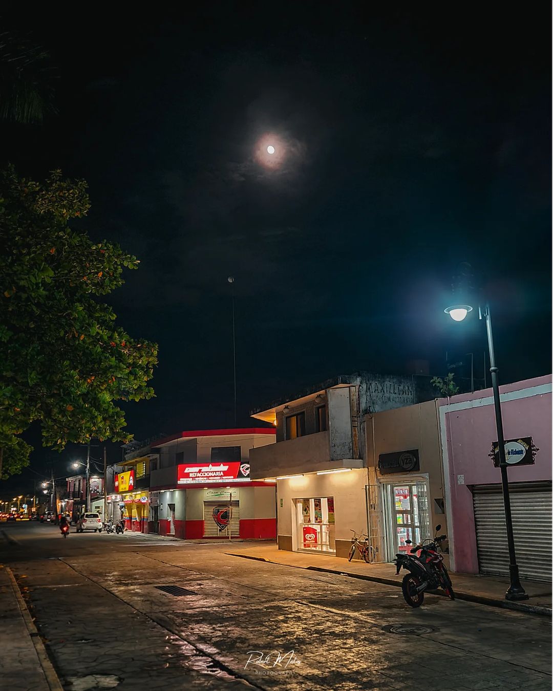 anochecer en la ciudad de valladolid, yucatan