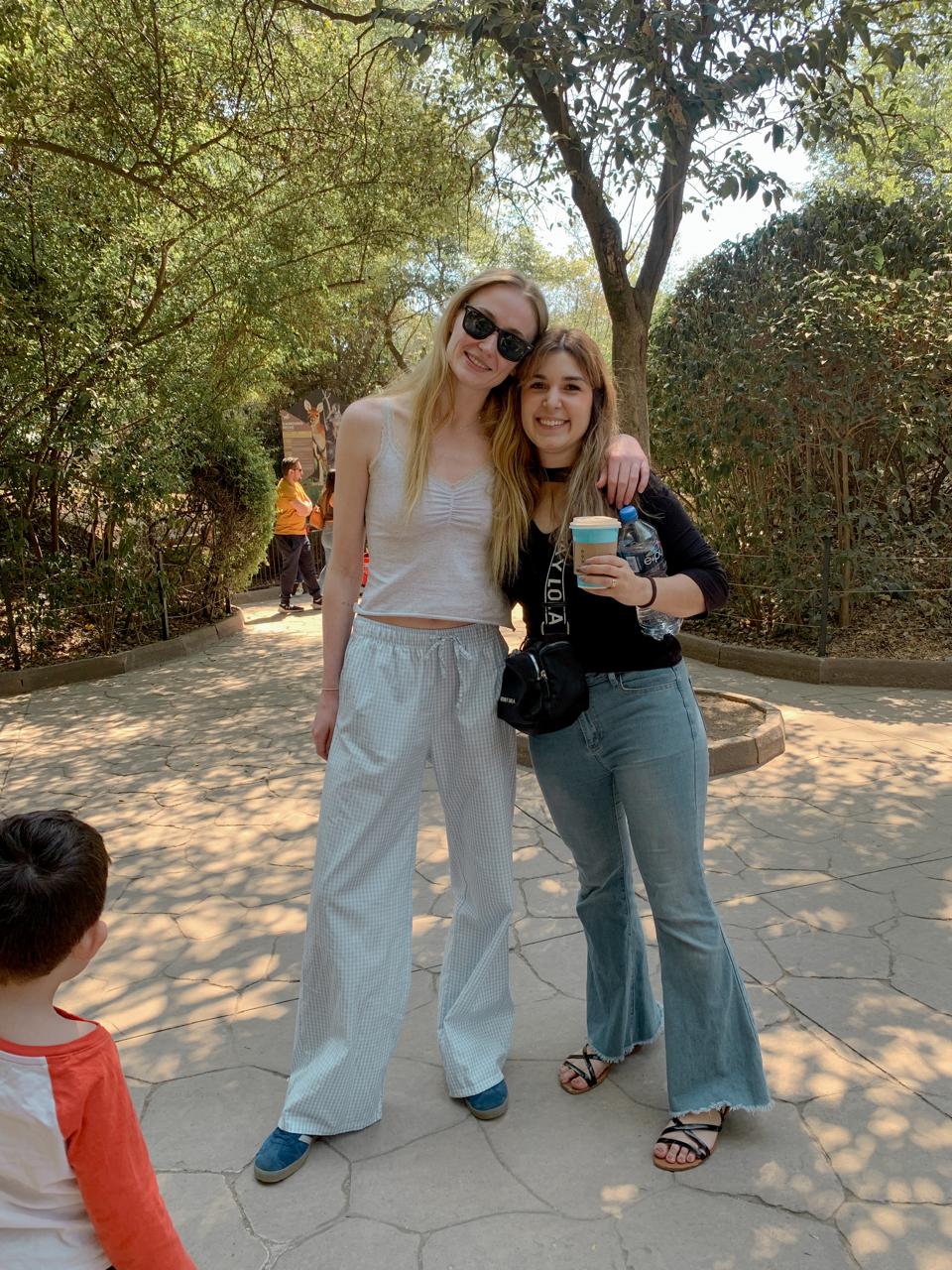 sophie turner en ciudad de mexico en el zoologico de chapultepec