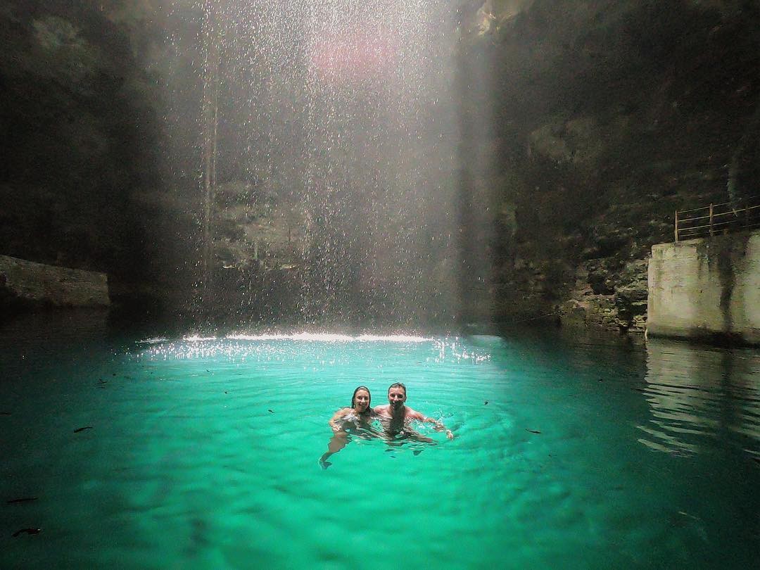 Cenote Hubikú, un pozo de agua color azul eléctrico