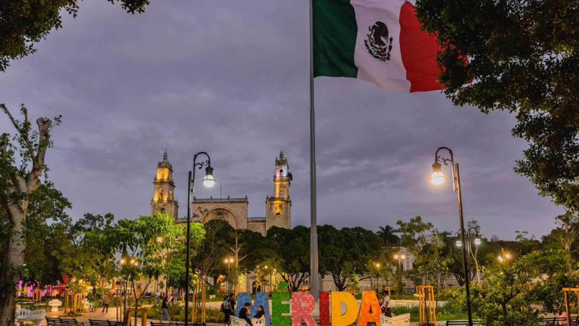 Descubre la magia del Centro Histórico de Mérida en la noche