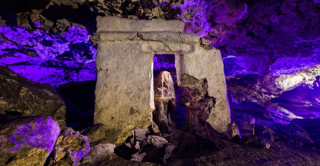 Encuentran antiguo altar maya dentro de un cenote de Playa del Carmen