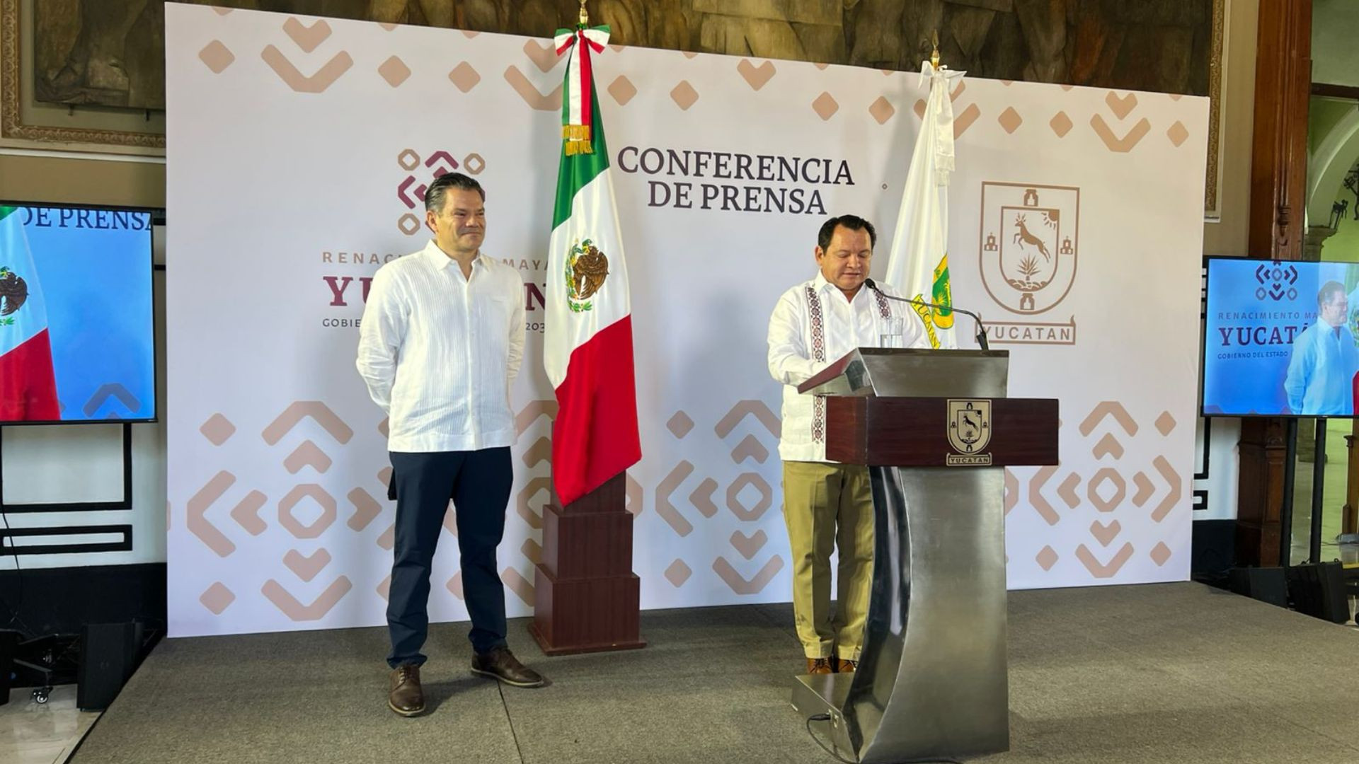 Huacho Díaz Mena anuncia al nuevo director del IYEM en mañanera