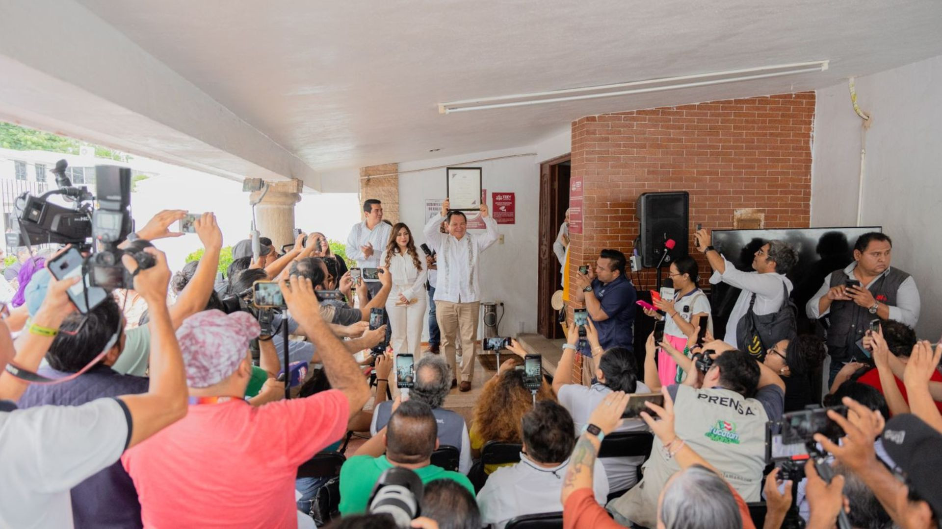 Joaquín Díaz Mena recibe constancia como Gobernador electo de Yucatán