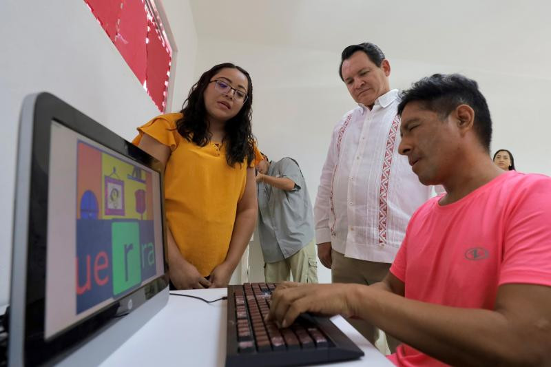 Joaquín Díaz Mena y su esposa Wendy visitan el Centro de Rehabilitación y Educación Especial