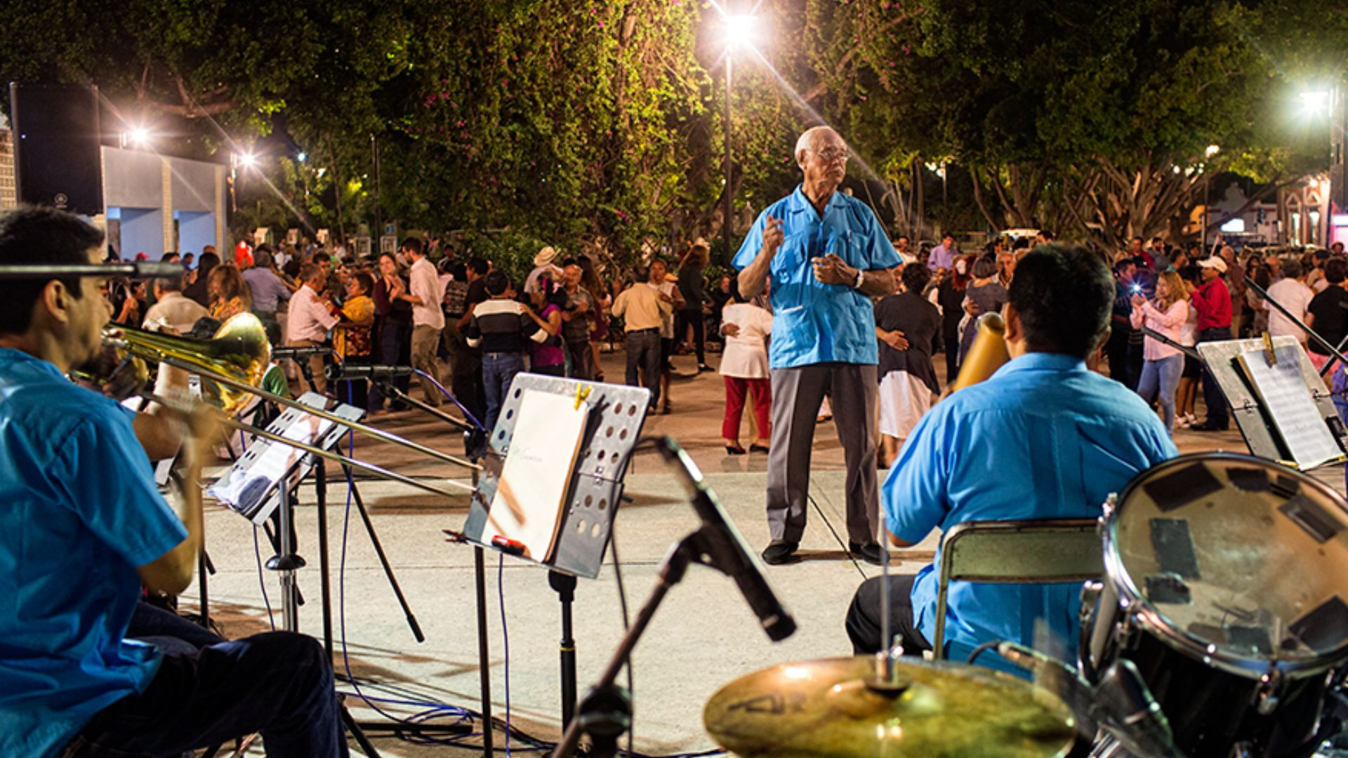 Noches de ritmo y música en el Parque Santiago