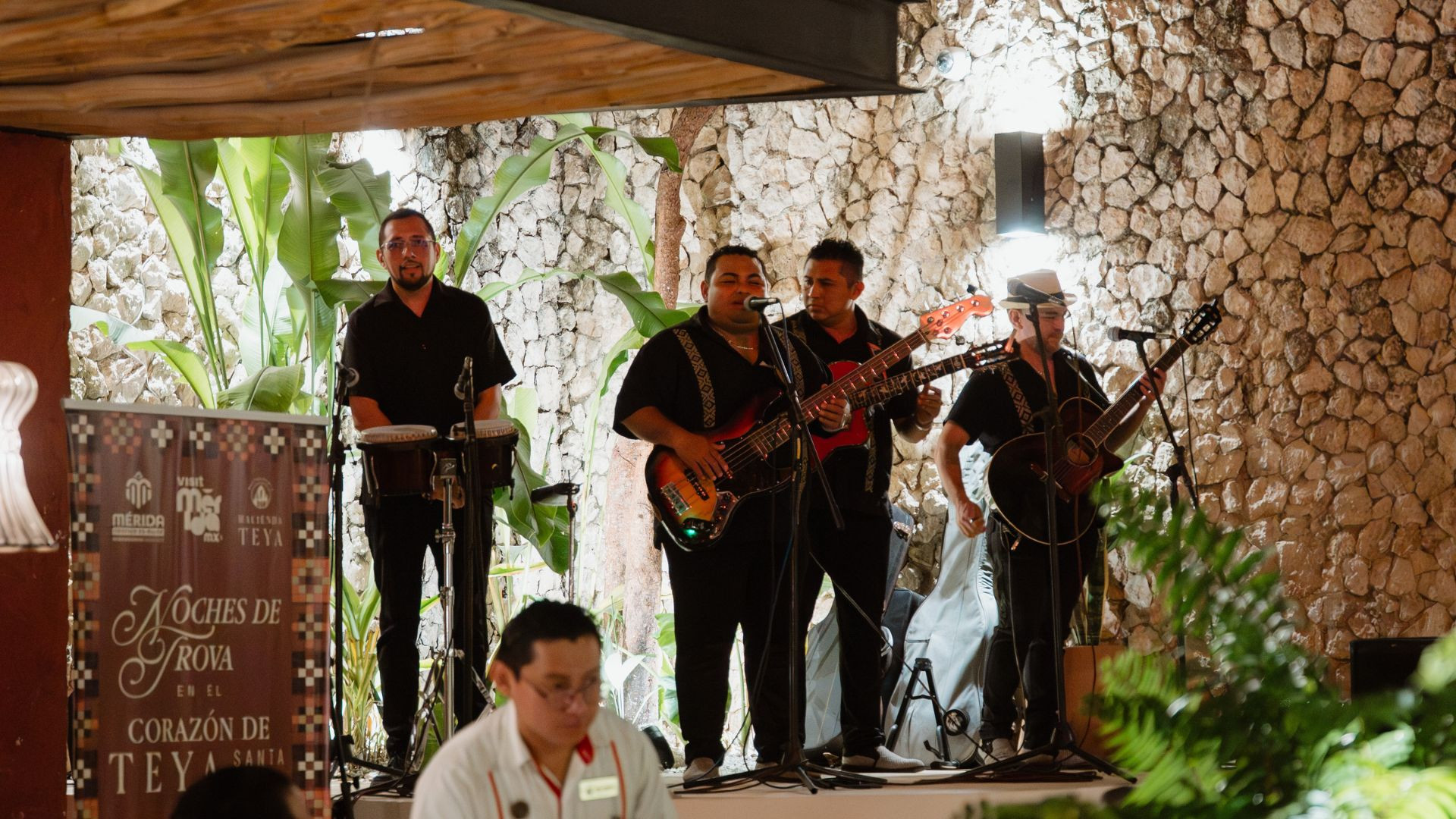 Noches de trova todos los viernes y sábados en Teya Santa Lucía